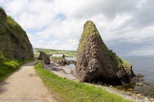 Der Küstenweg zu den Caves of Cushendun in Nordirland