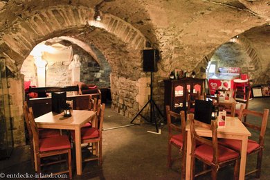 Ein Café in der Krypta der Christ Church Cathedral von Dublin