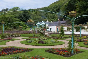 Blick über den ummauerten Garten von Kylemore Abbey