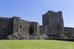 die massiven Wände des Carrickfergus Castle