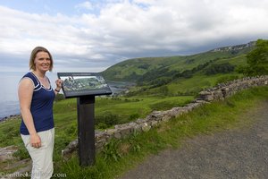 Schilder über die Serie Game of Thrones über der Murlough Bay