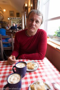 Lars bei Apfelkuchen im Tea House von Glencolmcille