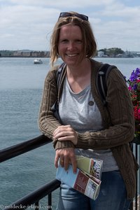 Anne am Hafen von Cobh