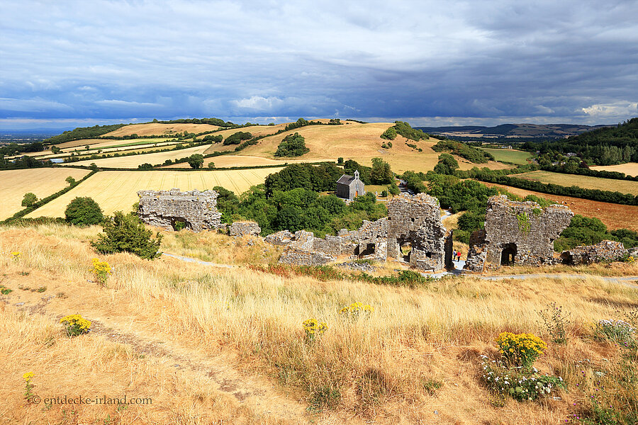 Aussicht über die Burgruine auf dem Rock of Dunamase