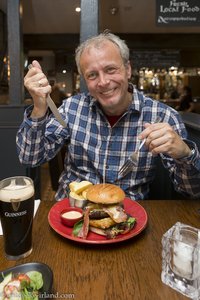 Und Lars beim mittelalterlichen Burger