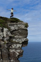 Anne über den Klippen von Moher