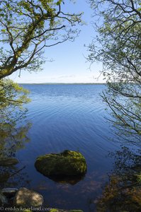 Das tiefblaue Wasser des Lower Lough Erne