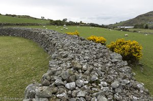 Gewaltige Steinmauern bilden das Steinfort von Drumena Cashel