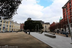 Ein Blick über den Wolfe Tone Square von Dublin