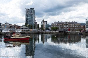 Ein Boot fährt durch den Hafen von Belfast.