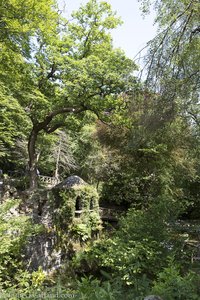 Die Hermitage, eine verspielte Kapelle hoch über dem Shimna bei Tollymore.