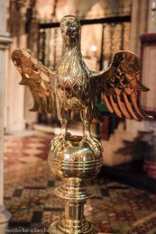 Aus Messing gefertigtes Bibelpult in Form eines Adlers