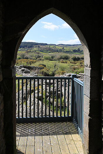 Aussicht durch eines der verbliebenen Fenster im Castledonovan
