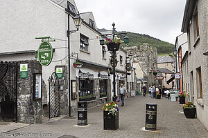 die Fußgängerzone von Carlingford in Irland