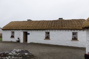 strohgedecktes Cottage im Glencolmcille Folk Village