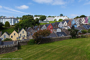 bunte Reihenhäuser in den steilen Straßen von Cobh