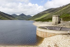Wasserentnahmeturm und Notüberlauf des Silent Valley Reservoirs in Nordirland