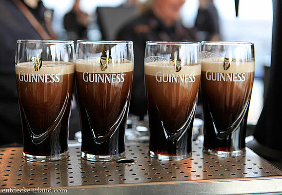 frisch gezapfte Pints in der Gravity Bar des Guinness Storehouses