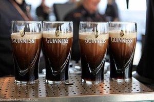 Vier Guinness, die schon längst getrunken sind.