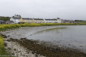 Häuser in der Church Bay von Rathlin Island.