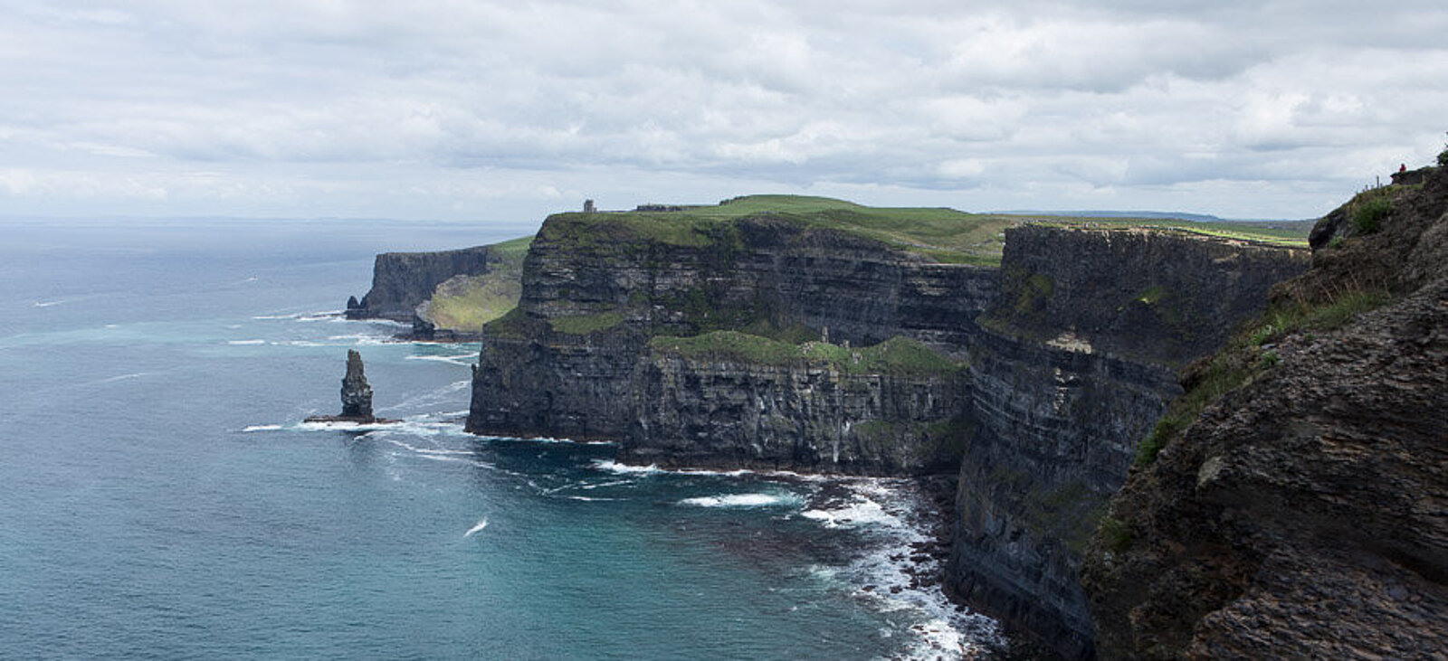 Meeresbrandung bei den beeindruckenden Klippen von Moher im County Clare