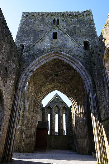 im ehemaligen Kirchenschiff des Klosters auf dem Rock of Cashel