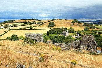 Blick vom Rock of Dunamase auf die Holy Trinity Church