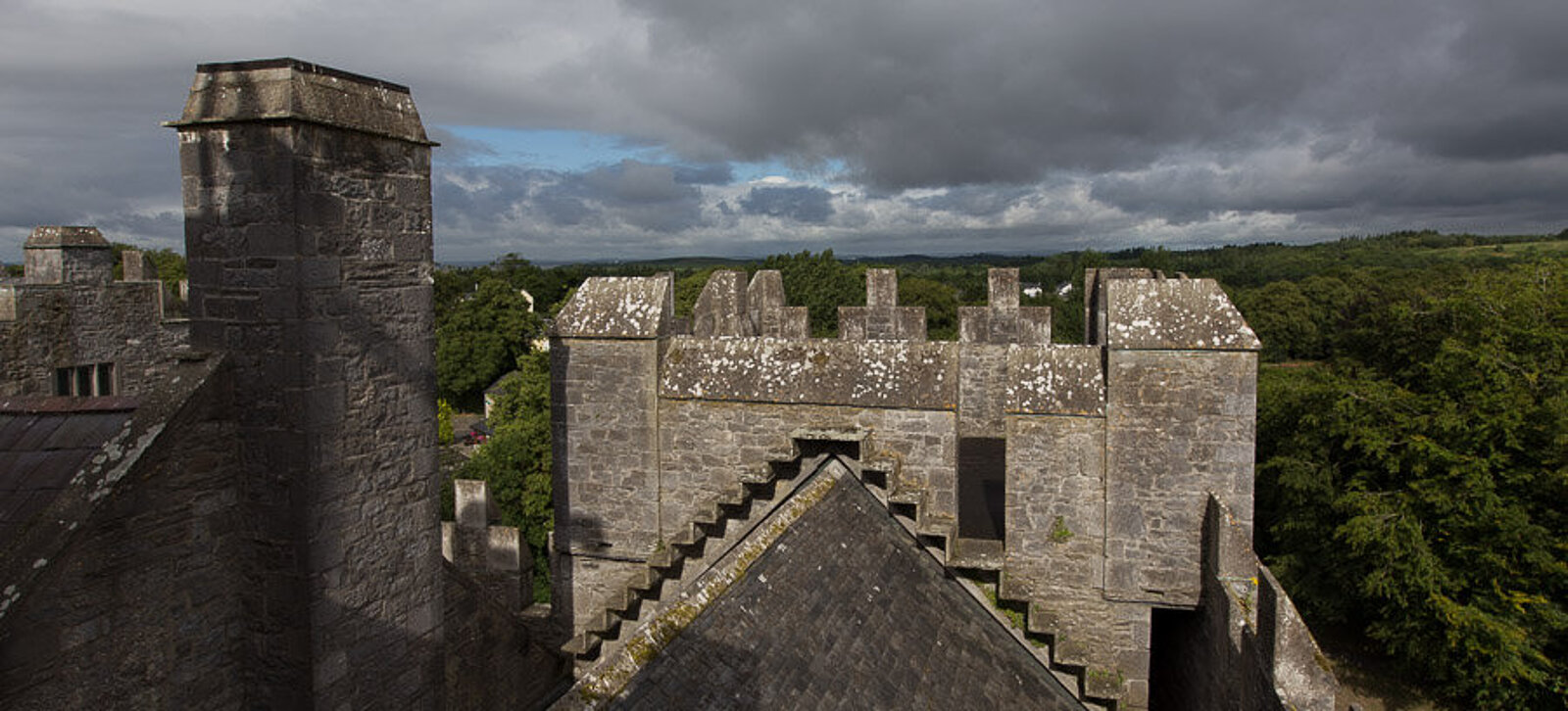 Alter Festungsturm des Bunratty Castle in Irland