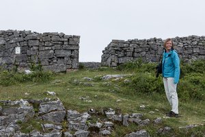 Anne bei Dún Eoghanachta auf Inishmore
