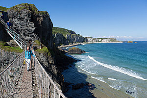 Anne auf der Rope-Bridge