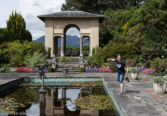 Pavillon und mediterrane Rabatten im Italienischen Garten auf Garinish Island