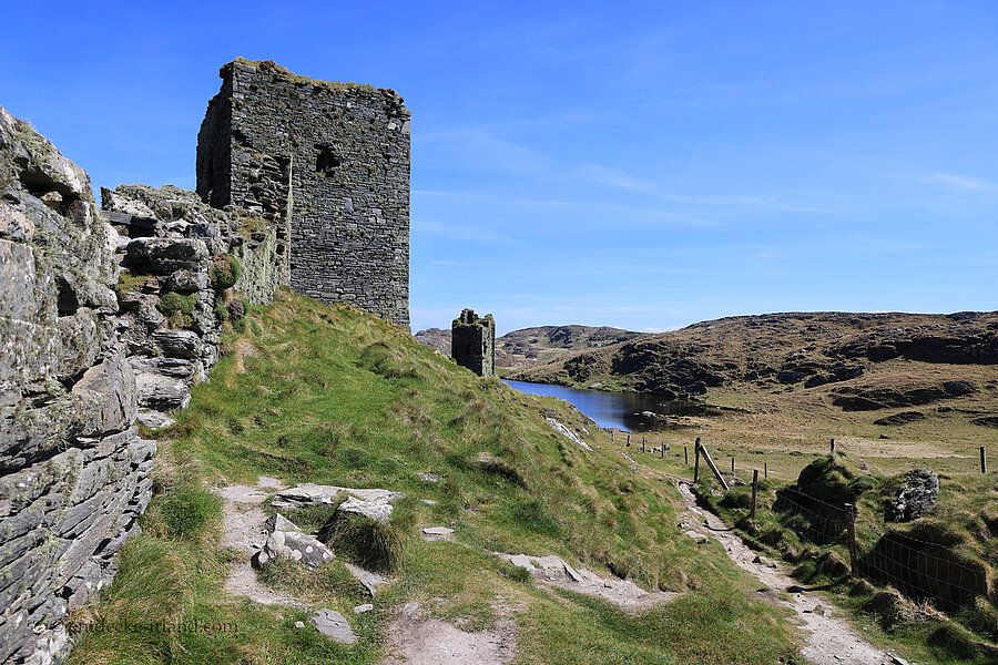Wanderweg entlang des Dunlough Castles