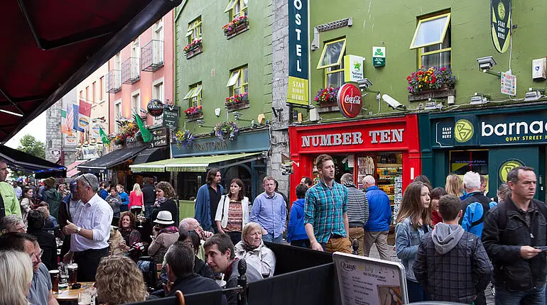 viele Leute in Galway