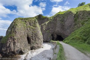 Weg zu den Caves of Cushendun in Nordirland