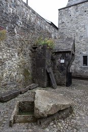 Brunnen und Grab im Rothe-Haus