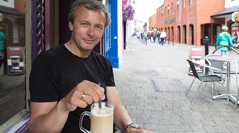 Lars bei Latte macchiato in Kilkenny
