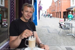 Lars bei Latte macchiato in Kilkenny