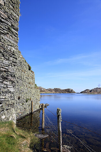 Im See stehender Mauerteil des Dunlough Castles