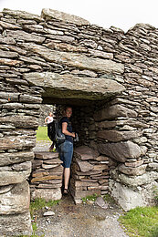 Anne am Eingang des Staigue Fort