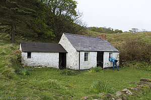 Anne, mal wieder wunderfitzig, an der Murlough Bay