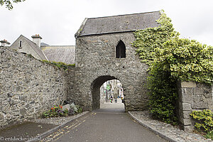 das alte Stadttor vor der Fußgängerzone von Carlingford