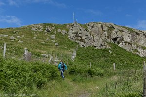 Aufstiega auf die felsige Landzunge Torr Head