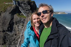 Anne und Lars auf der Carrick-a-Rede Rope Bridge