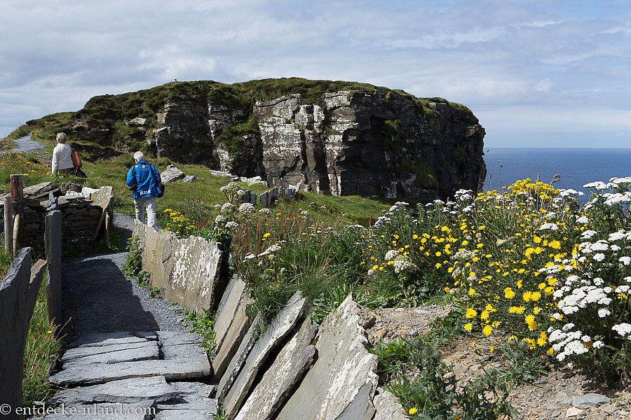 Wanderweg entlang der Klippen von Moher