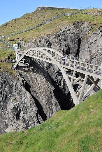 Die Mizen Head Bridge vom Festland aus gesehen