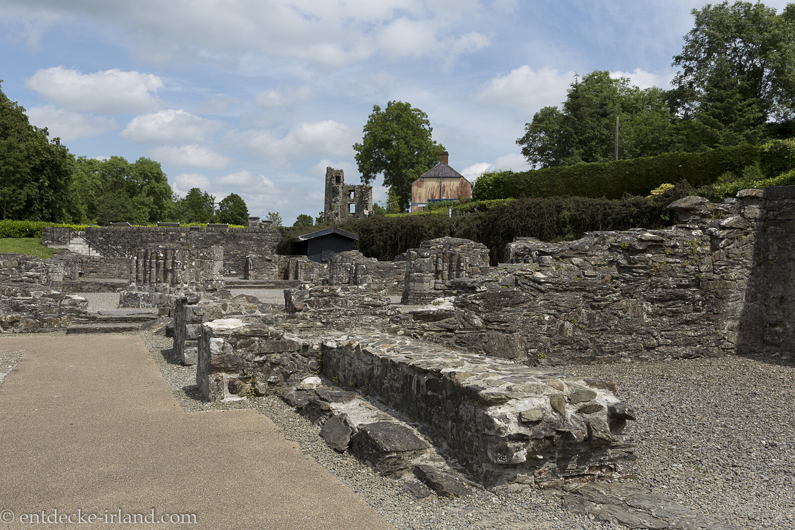 Mauerreste bei den Ruinen der Mellifont Abbey im County Louth