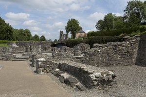 Mauerreste bei den Ruinen der Mellifont Abbey