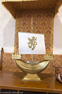 ein goldenes Schiff im Carrickfergus Castle