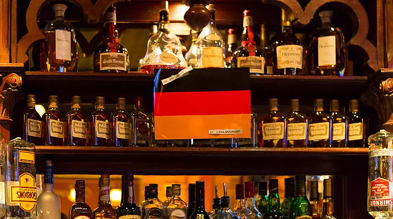 Am Ende hängt nur noch die Deutsche Fahne.