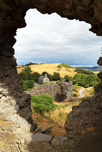 Aussicht durch eine Mauerlücke der Burgruine Rock of Dunamase
